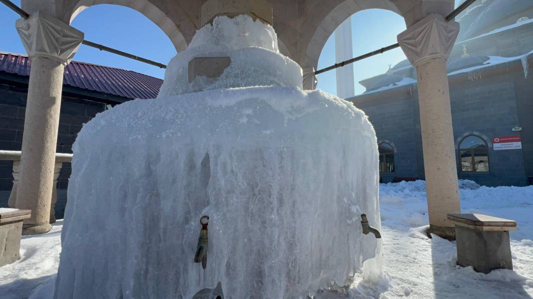 Burası Sibirya değil Erzurum! Eksi 25’i gördü, şadırvanlar buzdan şelaleye döndü 5